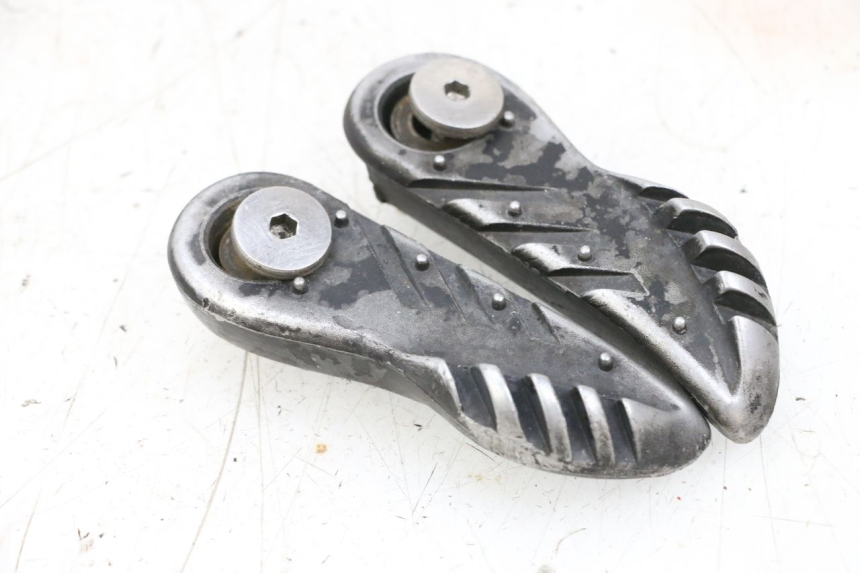 photo de PAR DE APOYAPIÉS TRASEROS MBK BOOSTER SPIRIT NAKED 50 (2004 - 2017) - Detalles de los puntos de fijación