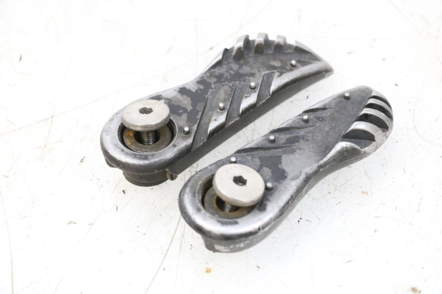 photo de PAR DE APOYAPIÉS TRASEROS MBK BOOSTER SPIRIT NAKED 50 (2004 - 2017) - Estado de la superficie y material