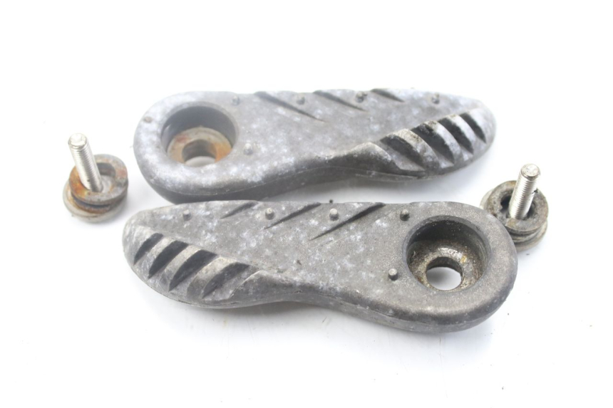 photo de PAR DE APOYAPIÉS TRASEROS YAMAHA BW'S EASY 50 (2013 - 2016) - Primer plano técnico