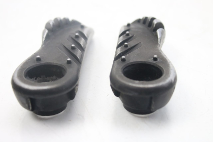 photo de PAR DE APOYAPIÉS TRASEROS YAMAHA BW'S EASY 50 (2013 - 2016) - Primer plano técnico