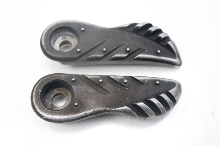 photo de PAR DE APOYAPIÉS TRASEROS YAMAHA BW'S EASY 50 (2013 - 2016) - Detalles de los puntos de fijación