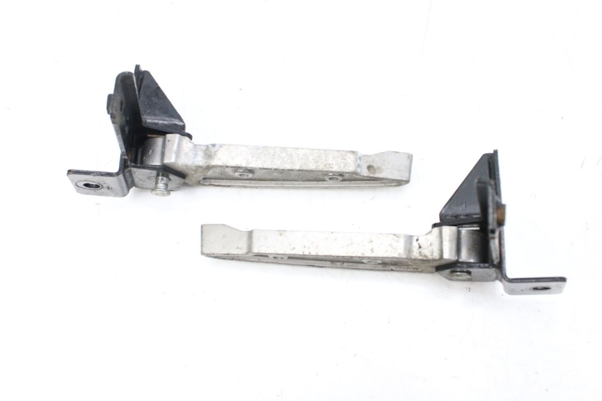 photo de PAR DE APOYAPIÉS TRASEROS PEUGEOT CITYSTAR 125 (2011 - 2017) - Primer plano técnico