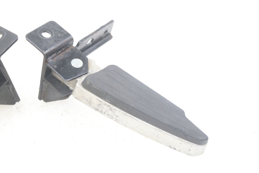 photo de PAR DE APOYAPIÉS TRASEROS PEUGEOT CITYSTAR 125 (2011 - 2017) - Detalles de los puntos de fijación