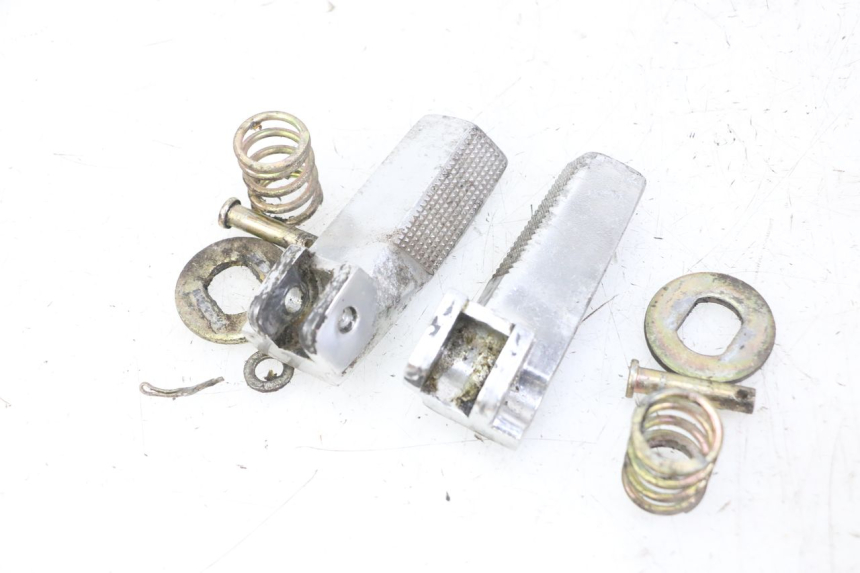 photo de PAR REPOSAPIES TRASERA DAELIM BESBI 125 (2007 - 2008) - Zoom estado de uso