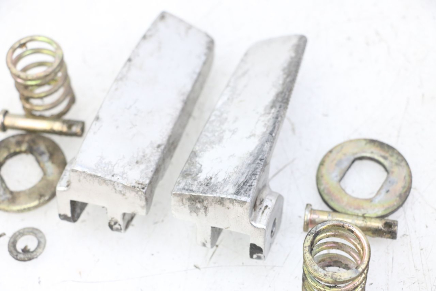 photo de PAR REPOSAPIES TRASERA DAELIM BESBI 125 (2007 - 2008) - Otra perspectiva