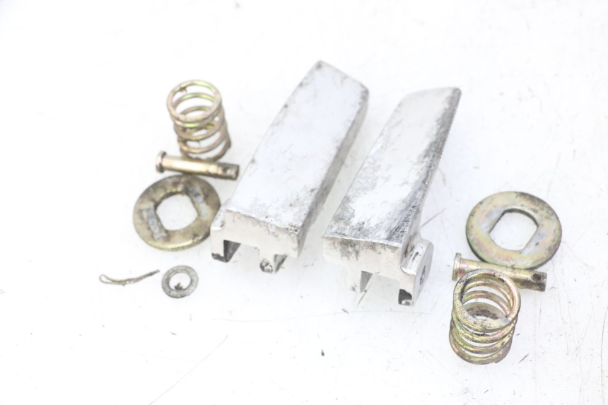 photo de PAR REPOSAPIES TRASERA DAELIM BESBI 125 (2007 - 2008) - Primer plano técnico