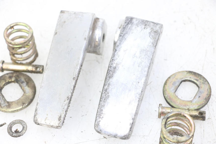 photo de PAR REPOSAPIES TRASERA DAELIM BESBI 125 (2007 - 2008) - Vista general del producto