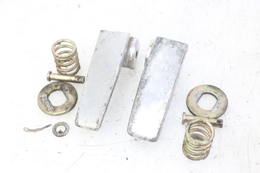 photo de PAR REPOSAPIES TRASERA DAELIM BESBI 125 (2007 - 2008) - Detalles de los puntos de fijación