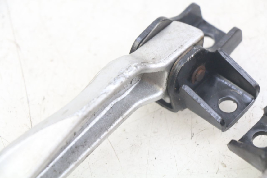 photo de PAR DE APOYAPIÉS TRASEROS SYM FIDDLE 3 III 125 (2014 - 2020) - Zoom estado de uso