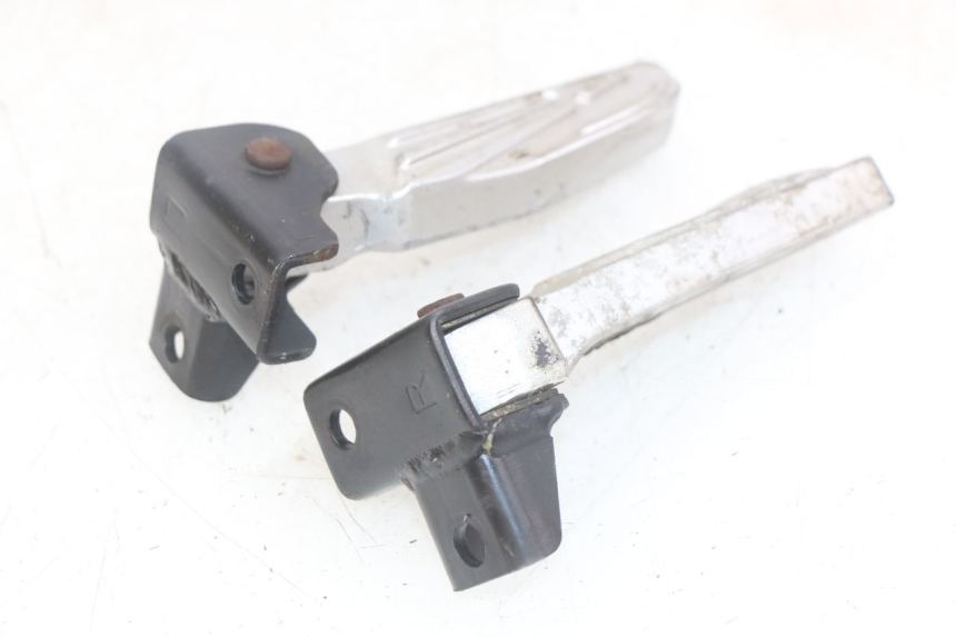 photo de PAR DE APOYAPIÉS TRASEROS SYM FIDDLE 3 III 125 (2014 - 2020) - Primer plano técnico