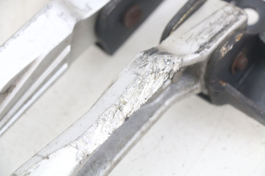 photo de PAR DE APOYAPIÉS TRASEROS SYM FIDDLE 3 III 125 (2014 - 2020) - Detalles de los puntos de fijación