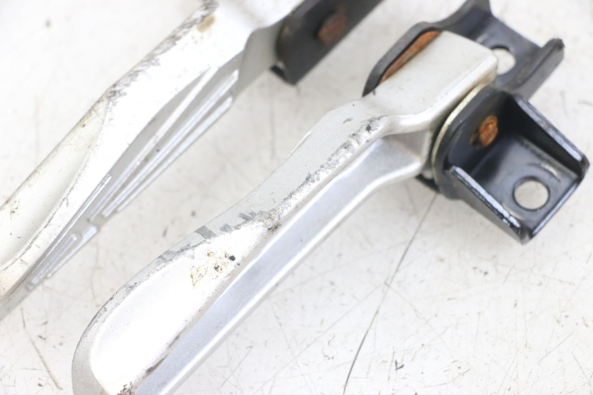 photo de PAR DE APOYAPIÉS TRASEROS SYM FIDDLE 3 III 125 (2014 - 2020) - Zoom estado de uso