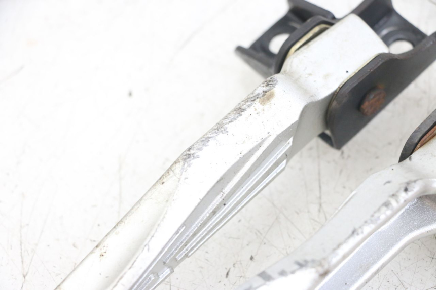 photo de PAR DE APOYAPIÉS TRASEROS SYM FIDDLE 3 III 125 (2014 - 2020) - Otra perspectiva