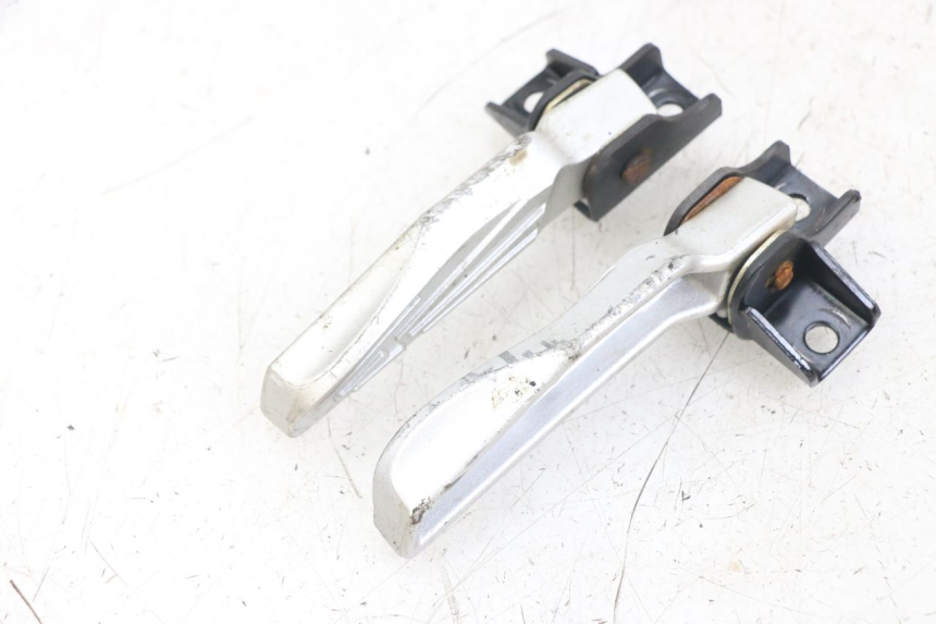 photo de PAR DE APOYAPIÉS TRASEROS SYM FIDDLE 3 III 125 (2014 - 2020) - Primer plano técnico