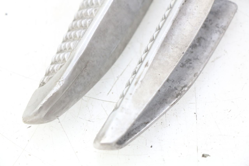 photo de PAR DE APOYAPIÉS TRASEROS HONDA FORZA 125 (2015 - 2016) - Detalle de la pieza