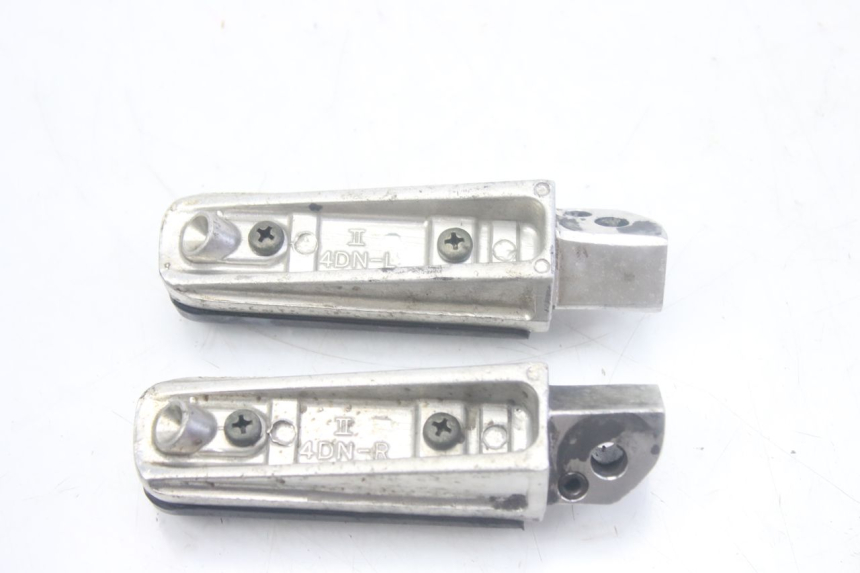 photo de PAR DE APOYAPIÉS TRASEROS YAMAHA FZS FAZER 600 (1998 - 2001) - Zoom estado de uso