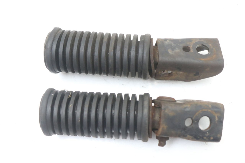 photo de PAR REPOSAPIES TRASERA SUZUKI GN 125 (1997 - 2000) - Otra perspectiva