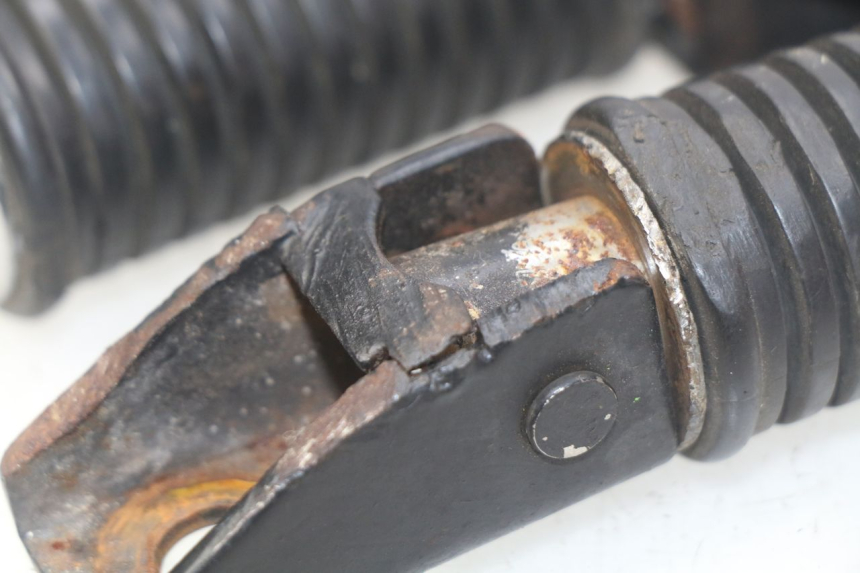 photo de PAR DE APOYAPIÉS TRASEROS KEEWAY HURRICANE 50 (2006 - 2019) - Zoom estado de uso