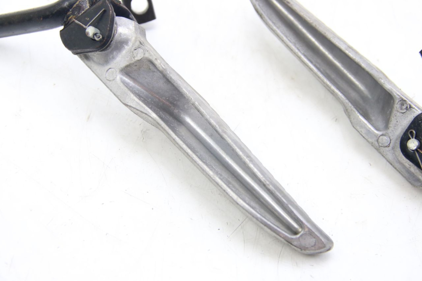 photo de PAR DE APOYAPIÉS TRASEROS REVATTO IMPERATOR 125 (2007 - 2015) - Zoom estado de uso