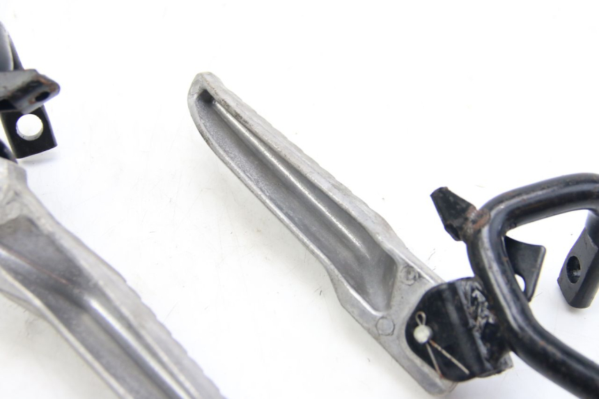 photo de PAR DE APOYAPIÉS TRASEROS REVATTO IMPERATOR 125 (2007 - 2015) - Otra perspectiva