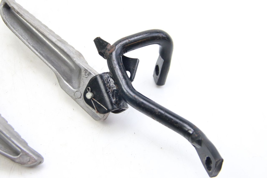 photo de PAR DE APOYAPIÉS TRASEROS REVATTO IMPERATOR 125 (2007 - 2015) - Primer plano técnico