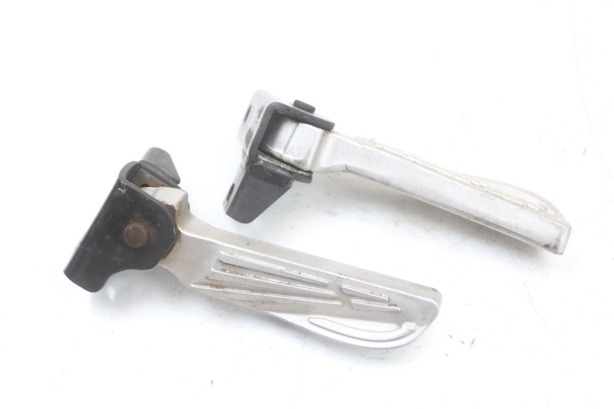 photo de PAR DE REPOSAPIÉS TRASEROS SYM JET 14 4T 50 (2018 - 2022) - Detalle de la pieza