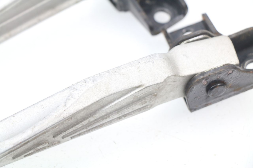 photo de PAR REPOSAPIES TRASERA SYM JET 4 50 (2010 - 2014) - Detalle de la pieza