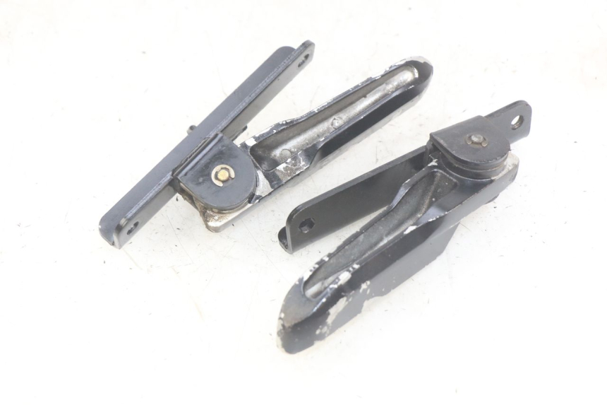 photo de PAR DE APOYAPIÉS TRASEROS SYM JET SPORT XR 50 (2006 - 2015) - Detalle de la pieza