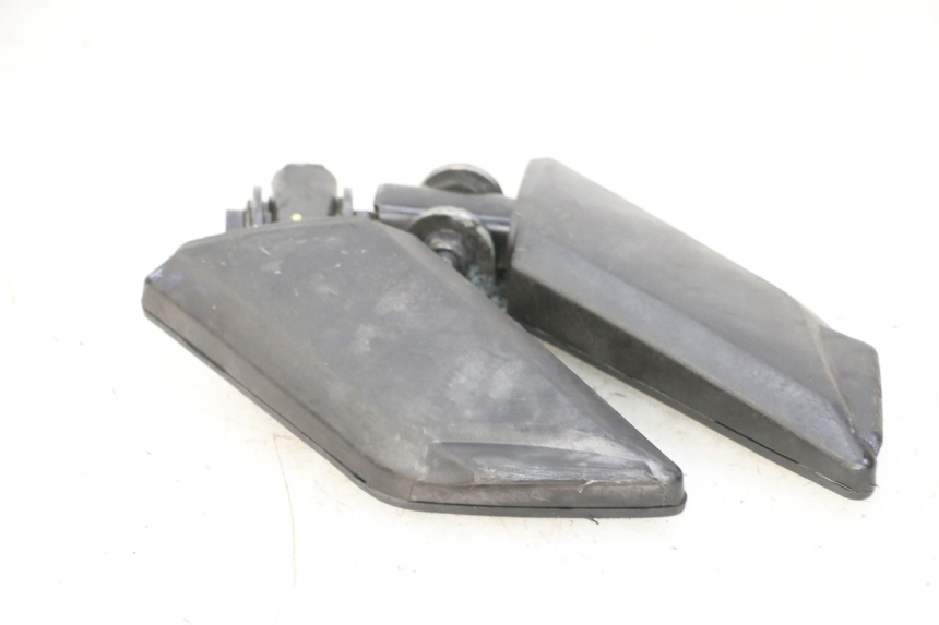 photo de PAR DE REPOSAPIÉS TRASEROS PEUGEOT KISBEE 2T 50 (2010 - 2017) - Detalle de la pieza