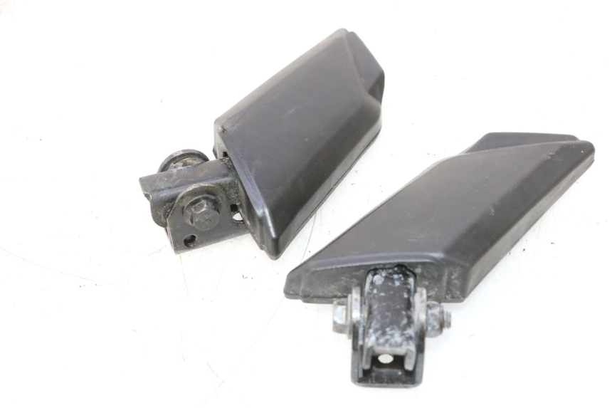 photo de PAR DE REPOSAPIÉS TRASEROS PEUGEOT KISBEE 2T 50 (2010 - 2017) - Detalle de la pieza