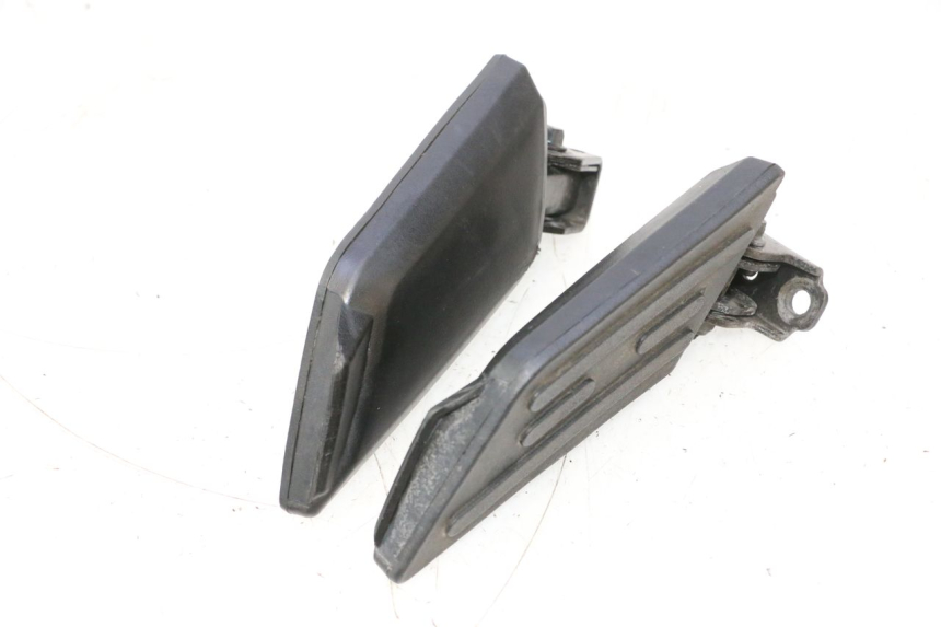 photo de PAR DE REPOSAPIÉS TRASEROS PEUGEOT KISBEE 2T 50 (2010 - 2017) - Zoom estado de uso