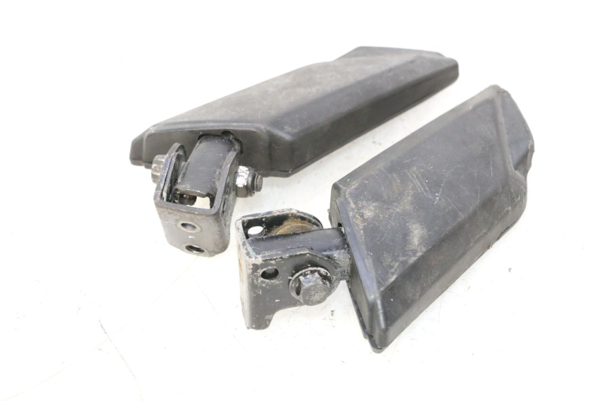 photo de PAR DE REPOSAPIÉS TRASEROS PEUGEOT KISBEE 2T 50 (2010 - 2017) - Detalles de los puntos de fijación