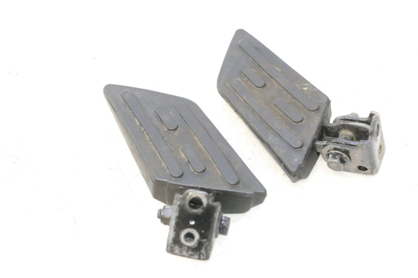 photo de PAR DE REPOSAPIÉS TRASEROS PEUGEOT KISBEE 2T 50 (2010 - 2017) - Estado de la superficie y material