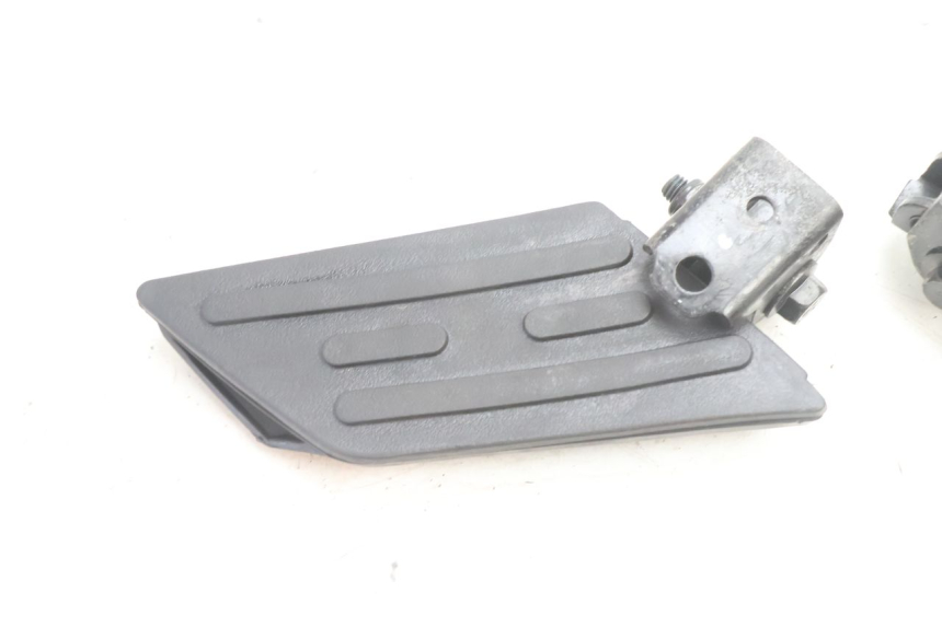 photo de PAR DE REPOSAPIÉS TRASEROS PEUGEOT KISBEE 2T 50 (2010 - 2017) - Otra perspectiva