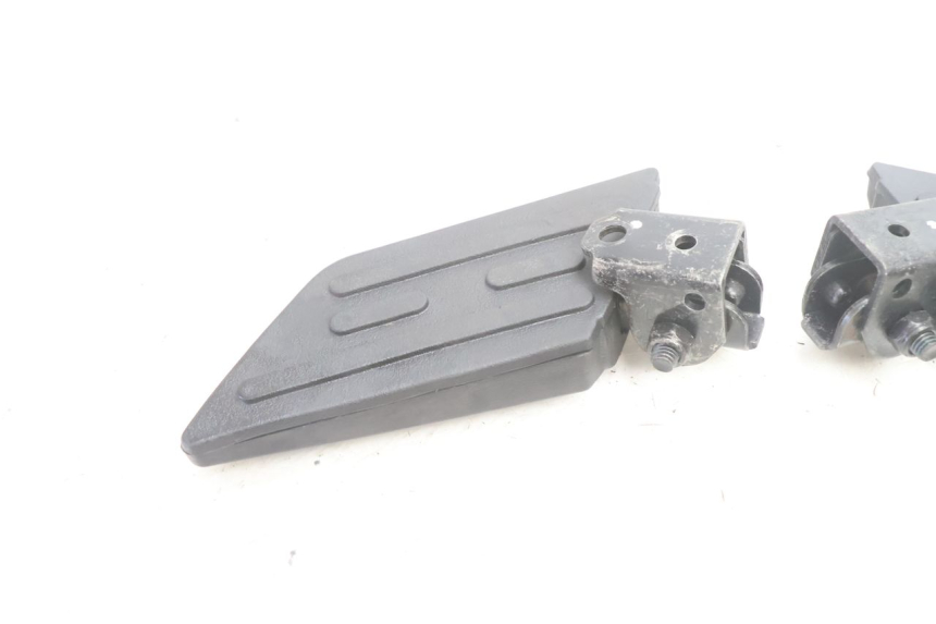 photo de PAR DE REPOSAPIÉS TRASEROS PEUGEOT KISBEE 2T 50 (2010 - 2017) - Detalles de los puntos de fijación