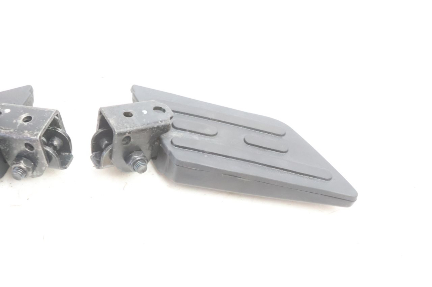 photo de PAR DE REPOSAPIÉS TRASEROS PEUGEOT KISBEE 2T 50 (2010 - 2017) - Estado de la superficie y material