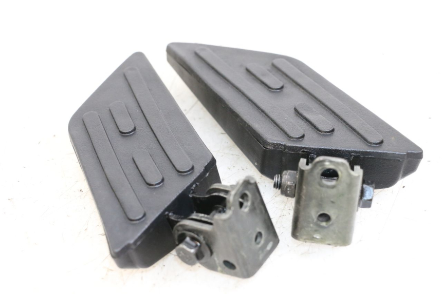 photo de PAR DE APOYAPIÉS TRASEROS PEUGEOT KISBEE 4T 50 (2018 - 2022) - Primer plano técnico