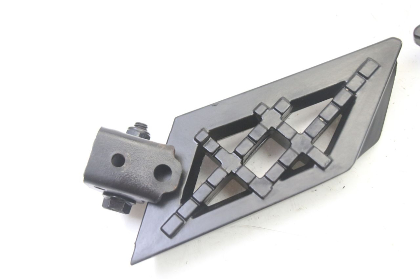 photo de PAR DE APOYAPIÉS TRASEROS PEUGEOT KISBEE 4T 50 (2018 - 2022) - Detalle de la pieza