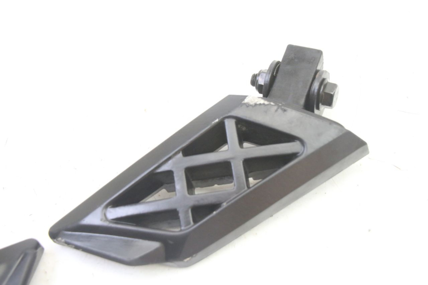 photo de PAR DE APOYAPIÉS TRASEROS PEUGEOT KISBEE 4T 50 (2018 - 2022) - Otra vista del artículo