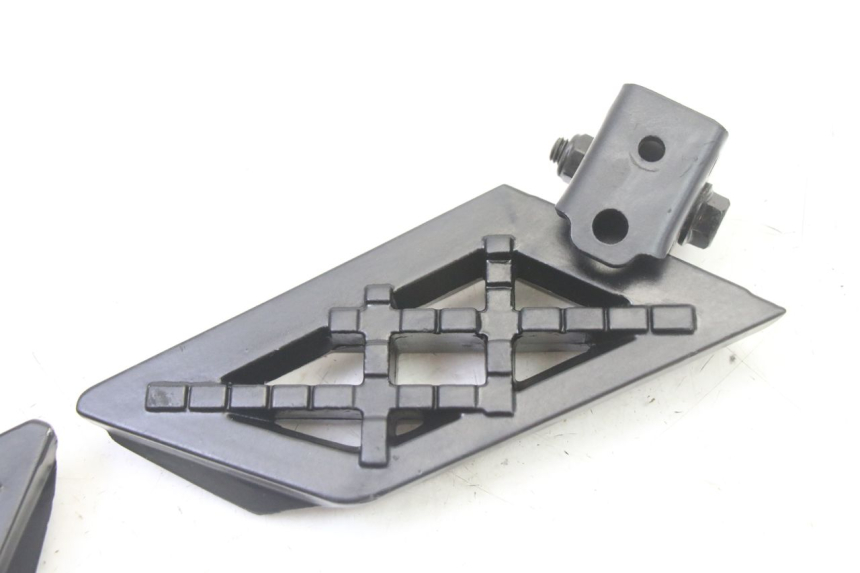 photo de PAR DE APOYAPIÉS TRASEROS PEUGEOT KISBEE 4T 50 (2018 - 2022) - Zoom estado de uso