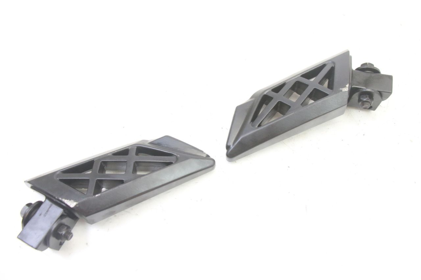 photo de PAR DE APOYAPIÉS TRASEROS PEUGEOT KISBEE 4T 50 (2018 - 2022) - Primer plano técnico