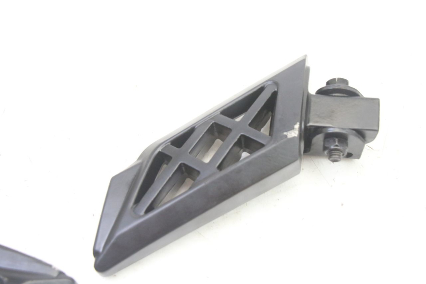 photo de PAR DE APOYAPIÉS TRASEROS PEUGEOT KISBEE 4T 50 (2018 - 2022) - Detalles de los puntos de fijación