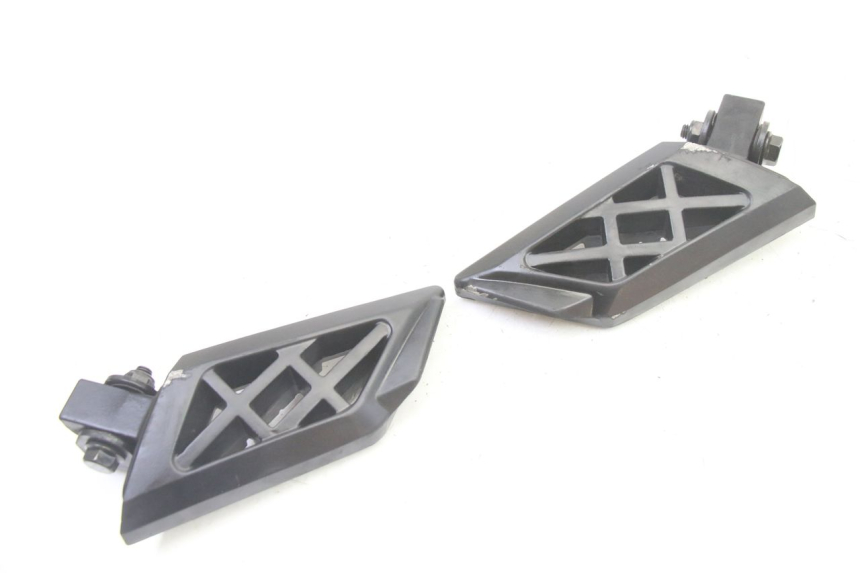 photo de PAR DE APOYAPIÉS TRASEROS PEUGEOT KISBEE 4T 50 (2018 - 2022) - Estado de la superficie y material