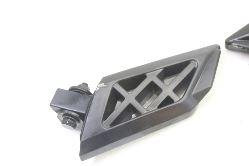 photo de PAR DE APOYAPIÉS TRASEROS PEUGEOT KISBEE 4T 50 (2018 - 2022) - Recambio usado revisado