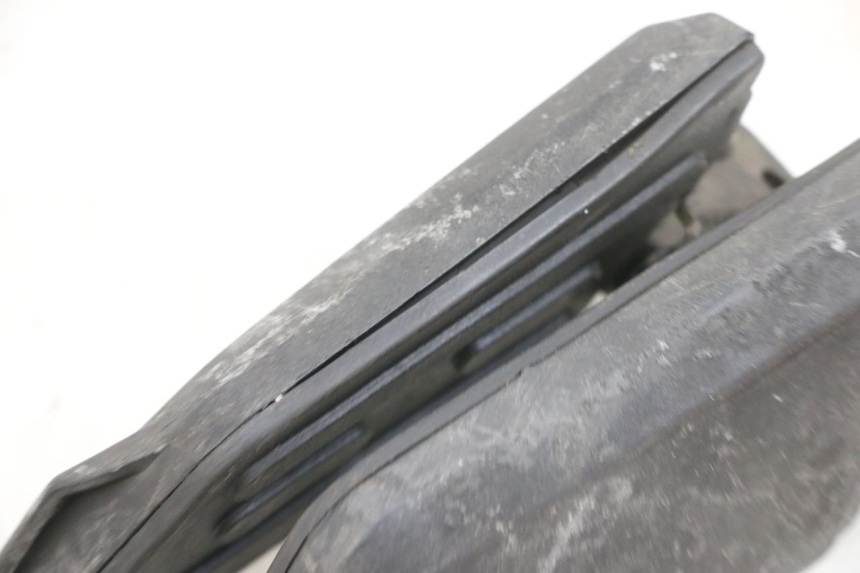 photo de PAR DE REPOSAPIÉS TRASEROS PEUGEOT KISBEE 4T 50 (2010 - 2017) - Zoom estado de uso