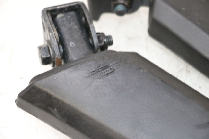 photo de PAR DE REPOSAPIÉS TRASEROS PEUGEOT KISBEE 4T 50 (2010 - 2017) - Primer plano técnico