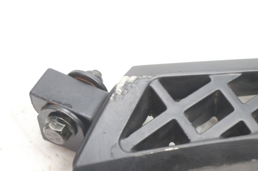 photo de PAR DE APOYAPIÉS TRASEROS PEUGEOT KISBEE 4T 50 (2018 - 2022) - Perfil de la pieza de repuesto