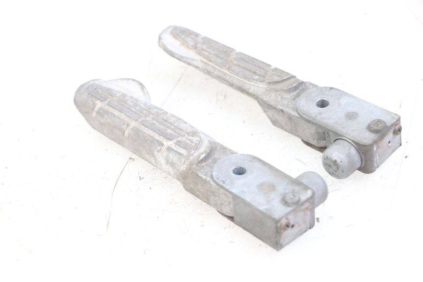 photo de PAR DE REPOSAPIÉS TRASEROS KYMCO LIKE 125 (2009 - 2016) - Otra perspectiva