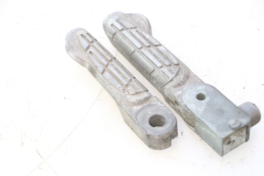 photo de PAR DE REPOSAPIÉS TRASEROS KYMCO LIKE 125 (2009 - 2016) - Primer plano técnico
