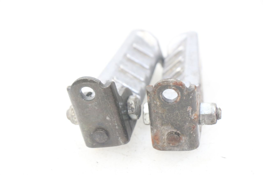 photo de PAR DE APOYAPIÉS TRASEROS PEUGEOT LUDIX BLASTER 50 (2006 - 2014) - Primer plano técnico